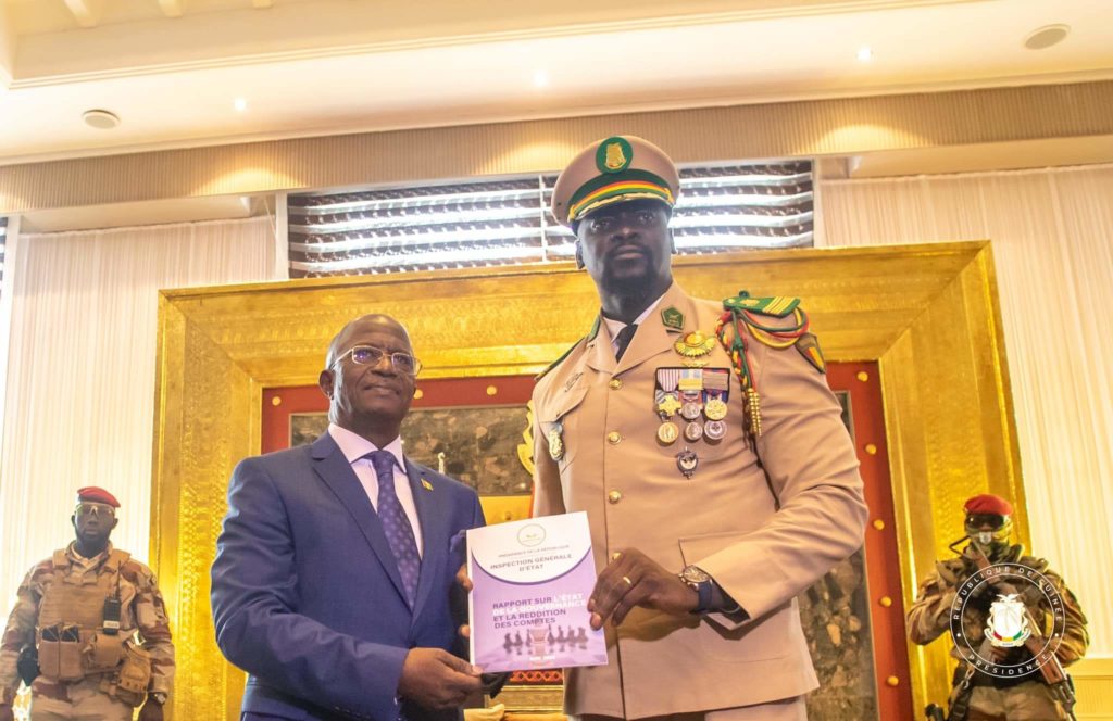 Gestion des deniers publics : le Colonel Mamadi Doumbouya reçoit le rapport sur la gouvernance 2021
