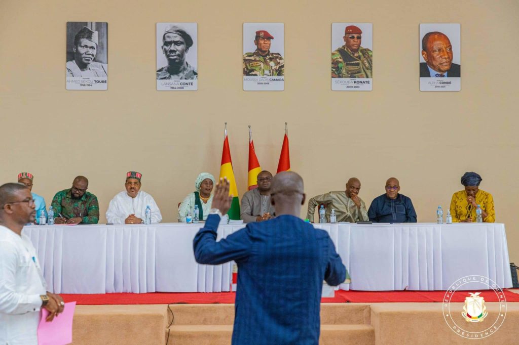 PALAIS MOHAMMED V : le premier ministre Bernard Goumou préside la cérémonie de prestation de serment de 131 nouveaux promus de l’administration publique, au nom du président Mamadi Doumbouya