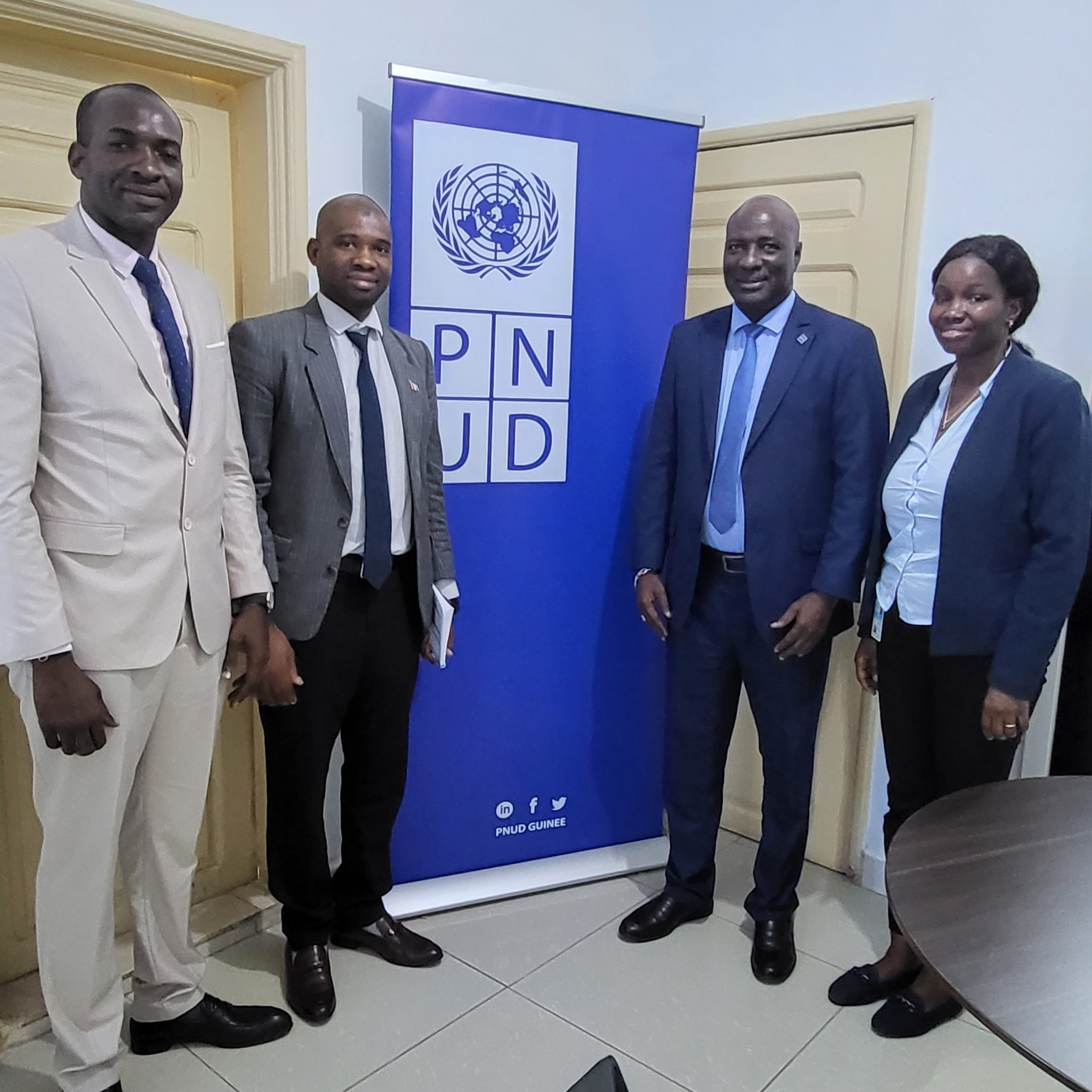 Macka Baldé, directeur général de l’agence nationale du volontariat Jeunesse ANVJ reçu par le coordinateur adjoint du PNUD Boureima Younoussa et madame Fatoumata Coumba Dieng du PVNU