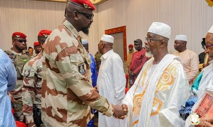 Colonel Mamadi Doumbouya et la famille de feu Général Lansana Conte