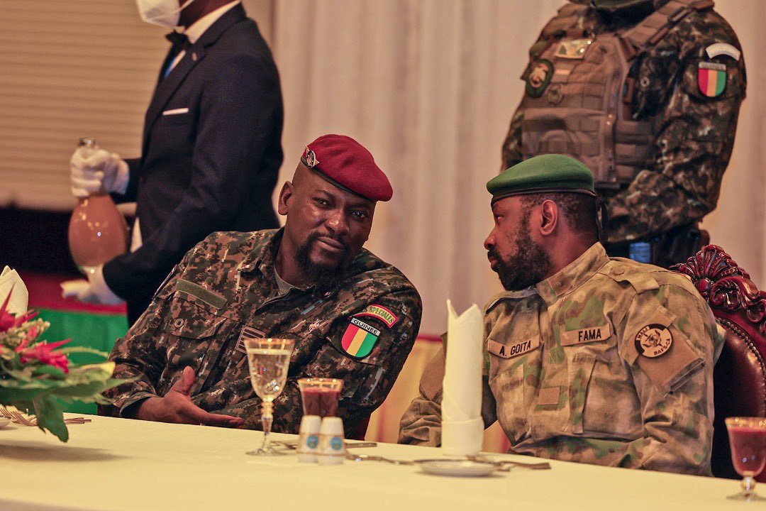 Colonel Mamadi Doumbouya président de la transition guinéenne et le colonel Assimi Goitta, président de la transition malienne à Bamako
