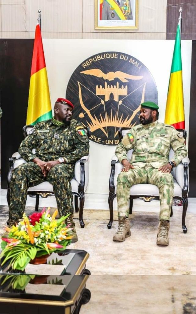 Mamadi Doumbouya en visite au Mali avant un important sommet de la Cédéao