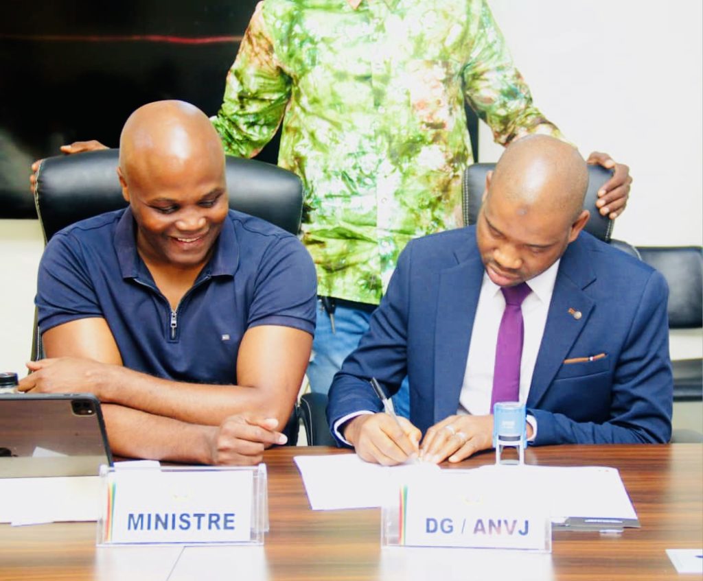 Le Directeur Général de l’agence nationale du volontariat jeunesse ANVJ, Macka Baldé, digne son contrat de performance avec le ministre de la Jeunesse et des Sports Lansana Bea Diallo