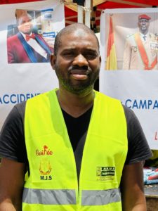 Macka Balde DG de l’ANVJ à Coyah Gombonya avec les volontaires nationaux sur la sensibilisation sur les accidents de la route