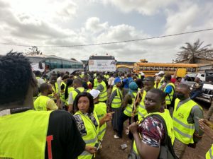 Macka Balde DG ANVJ avec les volontaires à Matoto sensibilisation