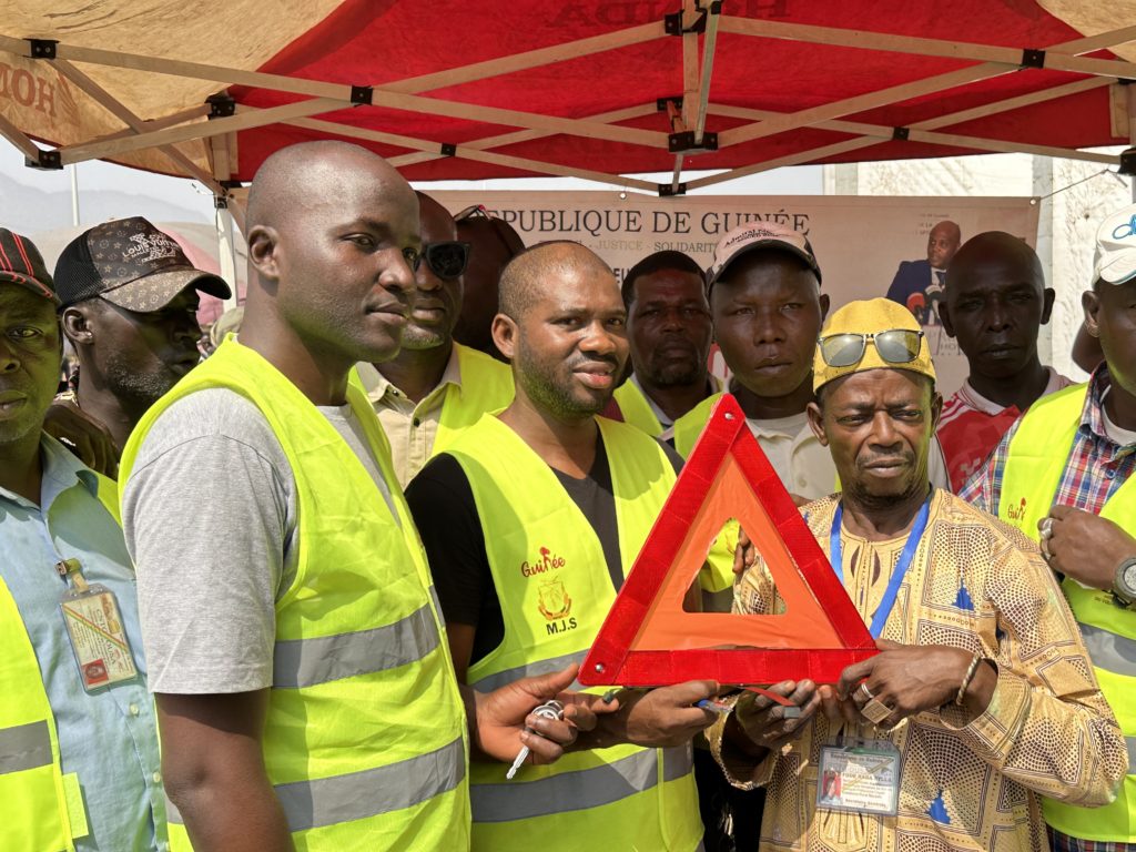 Le DG de l’ANVJ Macka Balde à Coyah : « les jeunes volontaires se sont lancés ainsi dans une aventure noble qui consiste à conscientiser les Guinéens pour un changement de comportement afin de réduire les accidents de la route »