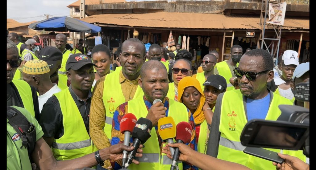 Macka Baldé, directeur général de l’agence nationale du volontariat jeunesse Anvj à la gare routière de Kagbelen à Dubreka pour la sensibilisation avec les volontaires