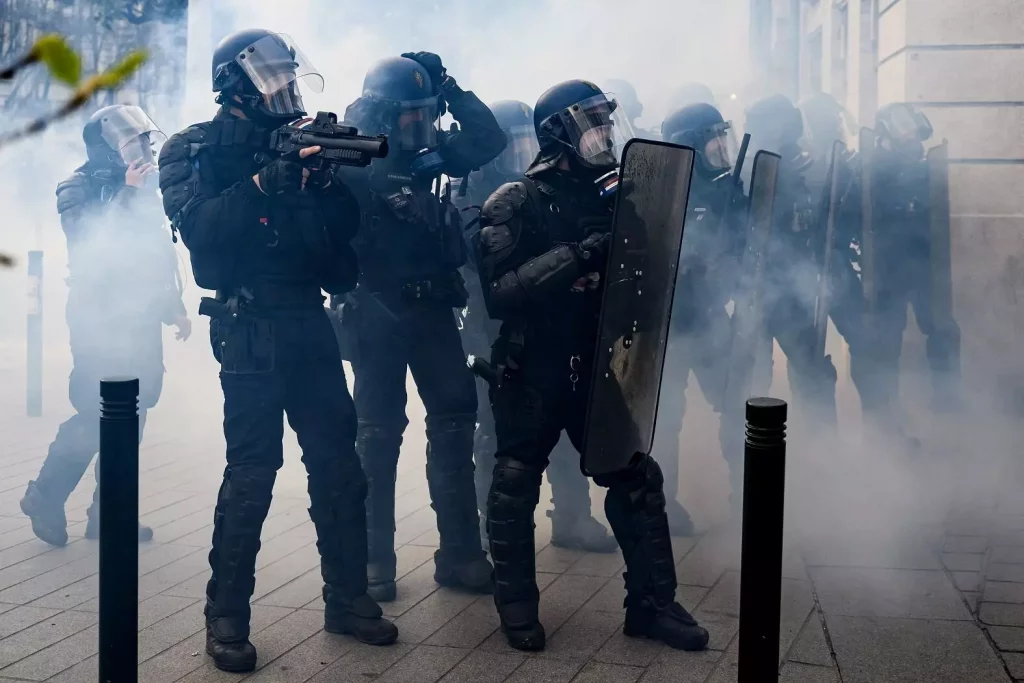 Réforme des retraites en France: après le 49.3, la mobilisation se poursuit dans tout le pays