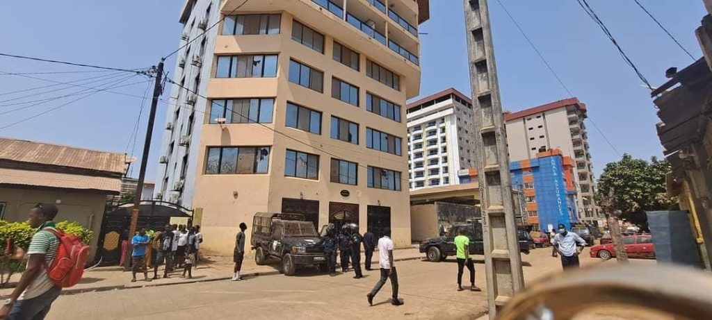 Un individu chute du 5ème étage d’un immeuble à Kaloum : 6 personnes interpellées, dont un libanais