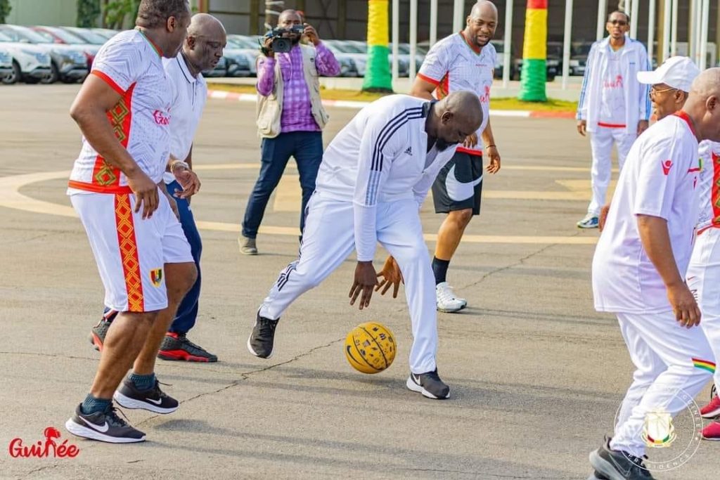 Palais Mohamed V : le Colonel Mamadi Doumbouya envoie le gouvernement au sport