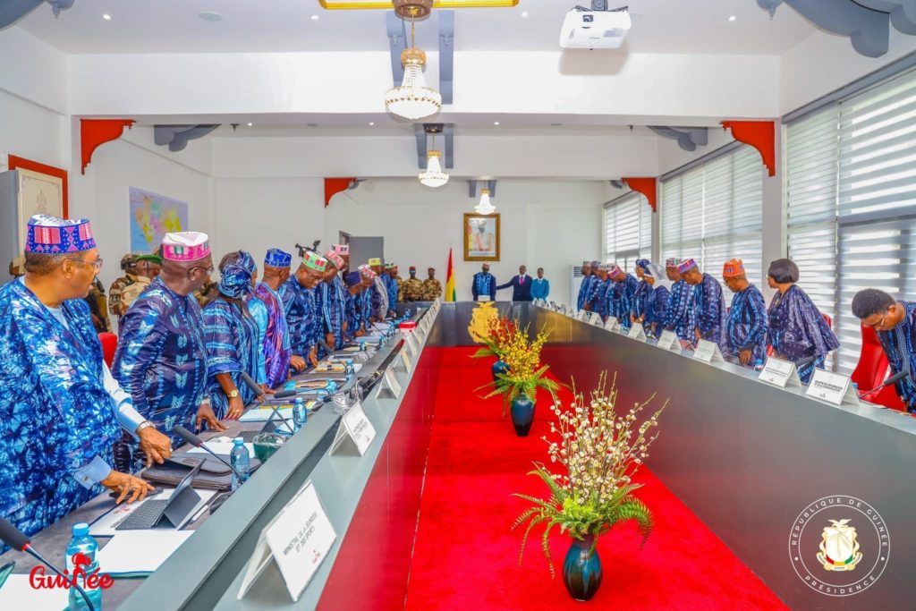 Urgent/Guinée: le Colonel Mamadi Doumbouya retire les passeports… à ses ministres