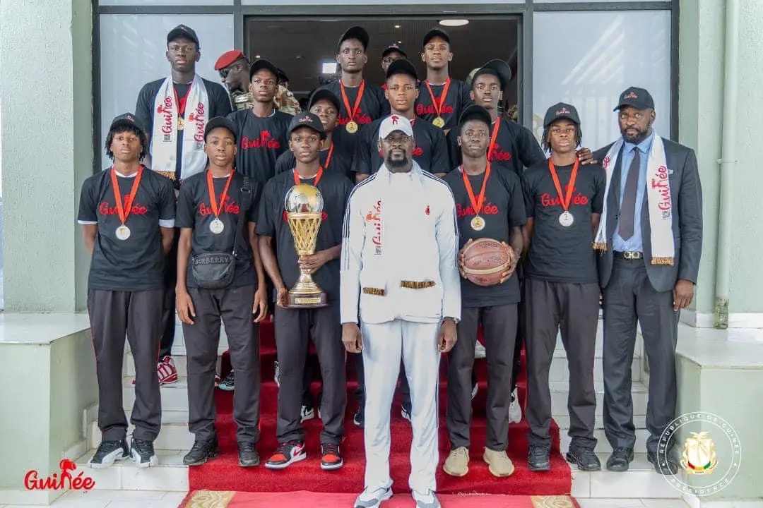 Palais Mohammed V: Colonel Mamadi Doumbouya reçoit l’équipe de Basket-ball U16, championne d’Afrique