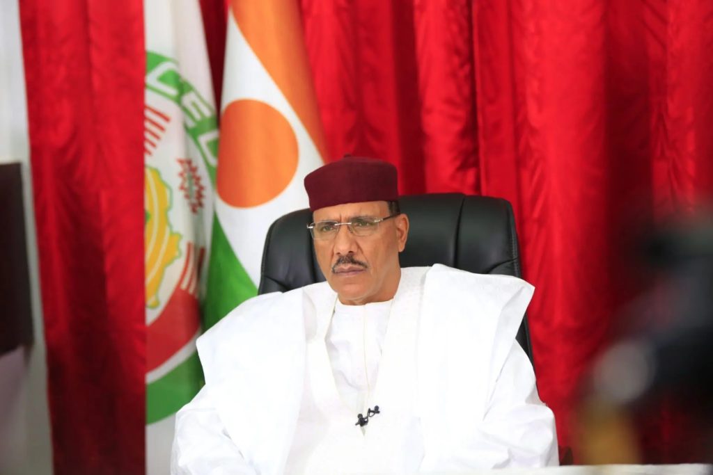 Niger: Mohamed Bazoum appelle à l’aide, les putschistes menacent de riposter