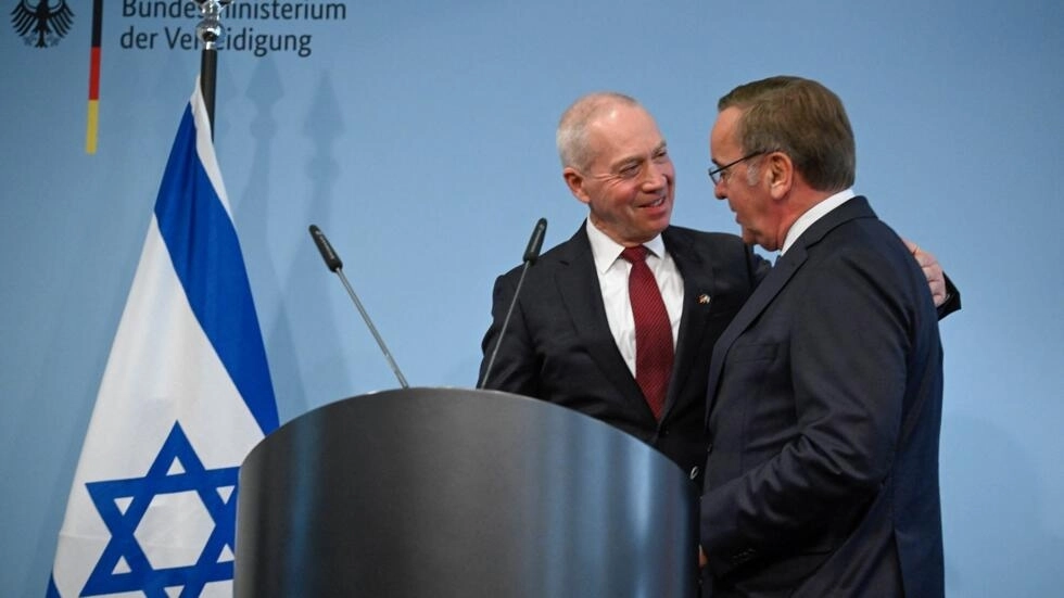 Les ministres allemand et israélien de la Défense, Boris Pistorius (à droite) et Yoav Gallant (à gauche) lors de la conférence de presse après l'accord sur la vente du bouclier antimissile Arrow-3, à Berlin, le 28 septembre 2023. AFP - TOBIAS SCHWA