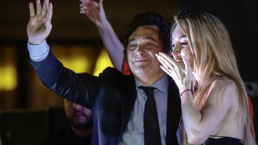 Javier Milei célèbre sa victoire à la présidentielle argentine en compagnie de sa partenaire Fatima Florez, le 19 novembre 2023 à Buenos Aires.