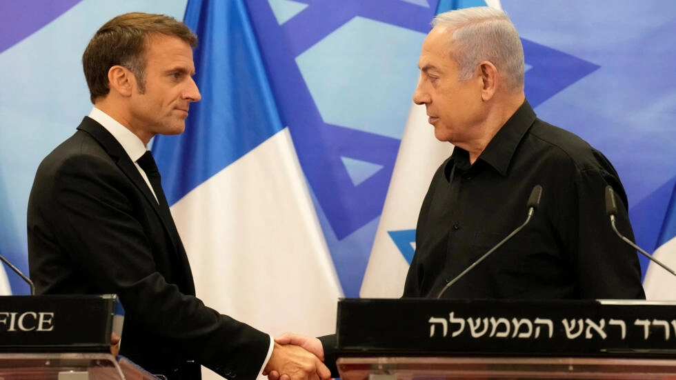 Le président français Emmanuel Macron serre la main du Premier ministre israélien Benyamin Netanyahu lors d'une visite du président français à Jérusalem, le 24 octobre 2023.