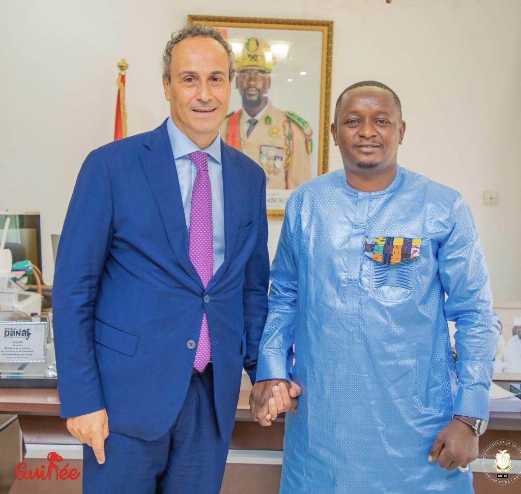 COOPÉRATION GUINÉE-FRANCE : L’AMBASSADEUR DE FRANCE REÇU EN AUDIENCE PAR LE MINISTRE MOUSSA MOÏSE SYLLA Le ministre de la culture du tourisme et de l’artisanat, Moussa Moise Sylla avec l’ambassadeur de France en Guinée Mark Faumnbastier