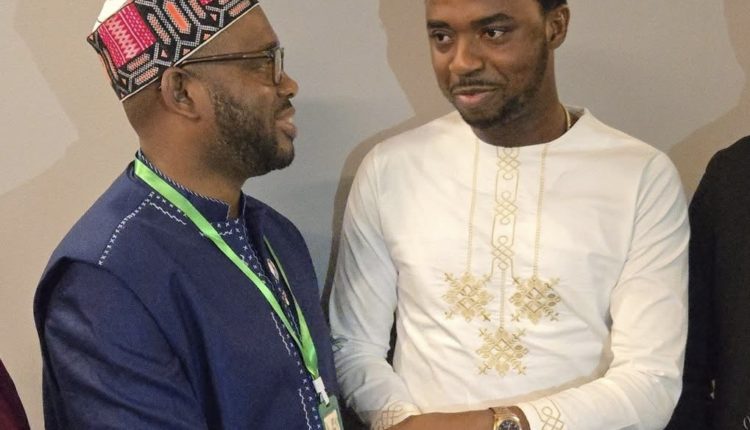 Le DG de L’ANVJ MACKA BALDÉ et le ministre de la jeunesse de la Sierra Leone M. Ibrahim Sanoh au 7eme Forum des agences du volontariat de l’espace CEDEAO à Freetown Sierra Leone juin 2025