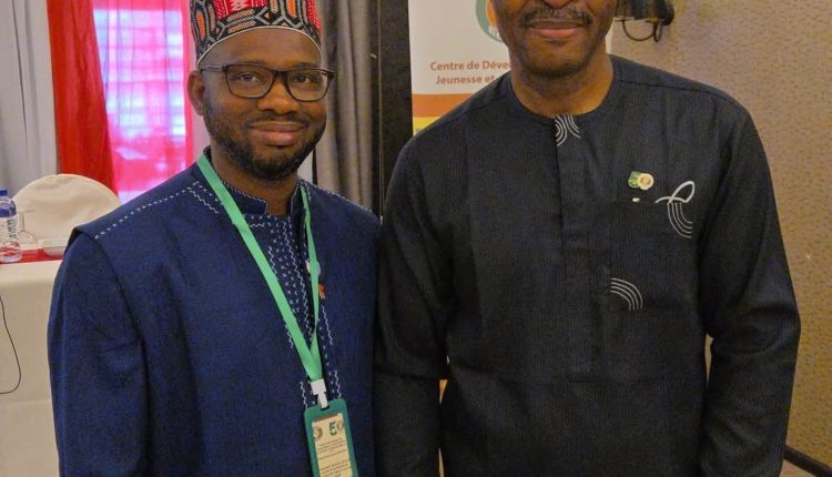 Le DG de L’ANVJ MACKA BALDÉ au 7eme Forum des agences du volontariat de l’espace CEDEAO à Freetown Sierra Leone juin 2025 Avec le directeur du centre Francis