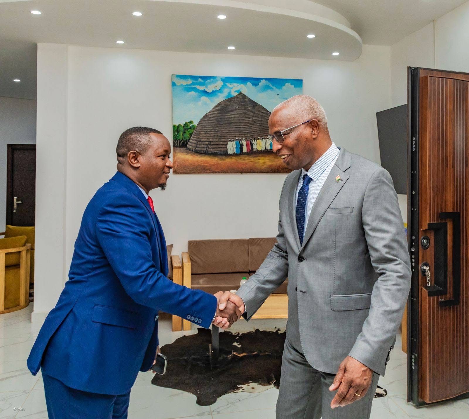 Moussa Moïse Sylla et le premier ministre Chef du gouvernement Amadou Oury Bah