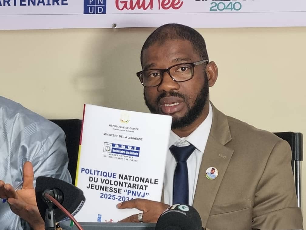 Le DG de l’ANVJ Mamadou Macka Baldé en conférence de presse sur la vulgarisation de la politique nationale du volontariat et la loi sur le volontariat au siège de l’ANVJ