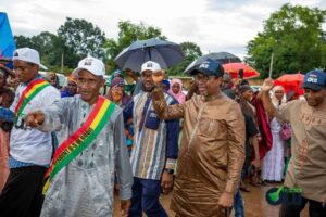 Macka Baldé et le ministre Alpha Bacar Barry à Bodié pour la campagne référendum 