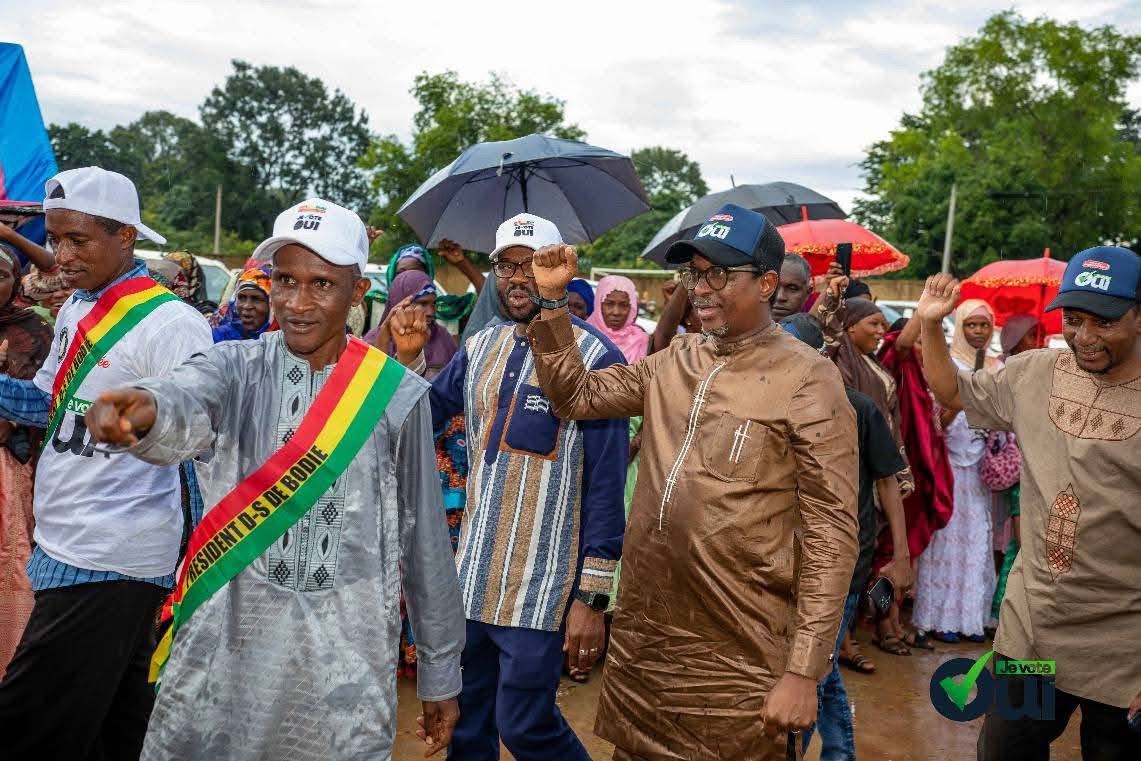 Macka Baldé et le ministre Alpha Bacar Barry à Bodié pour la campagne référendum