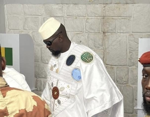 Présidentielle en Guinée : des résultats partiels donnent une large avance au president sortant Mamadi Doumbouya