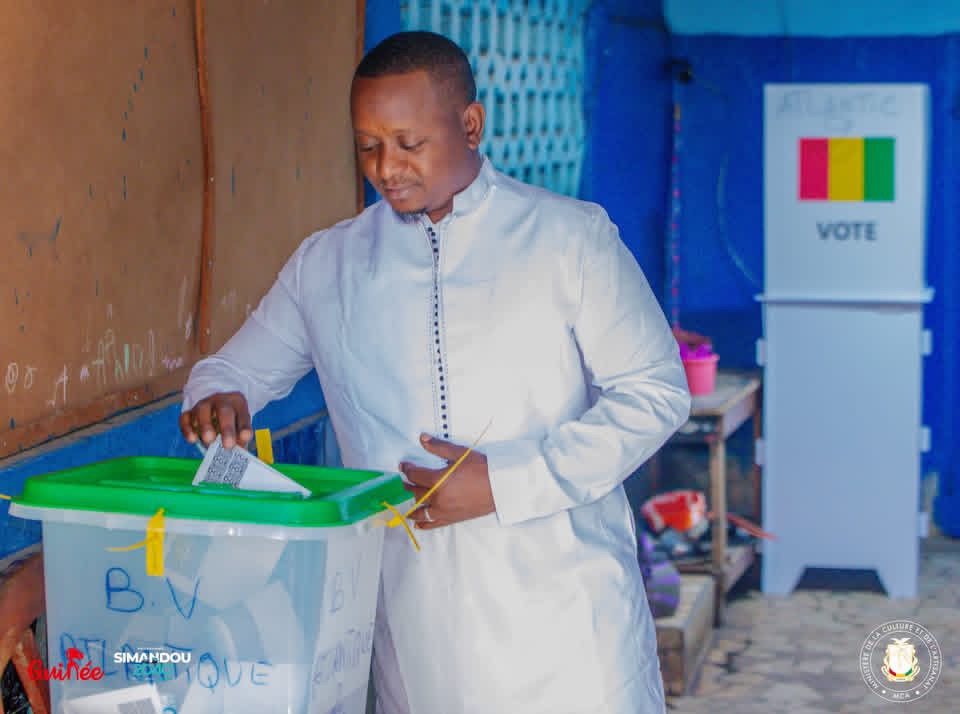 Présidentielle 2025 : Moussa Moïse Sylla accomplit son devoir civique à Landréah Atlantic et appelle à un vote apaisé