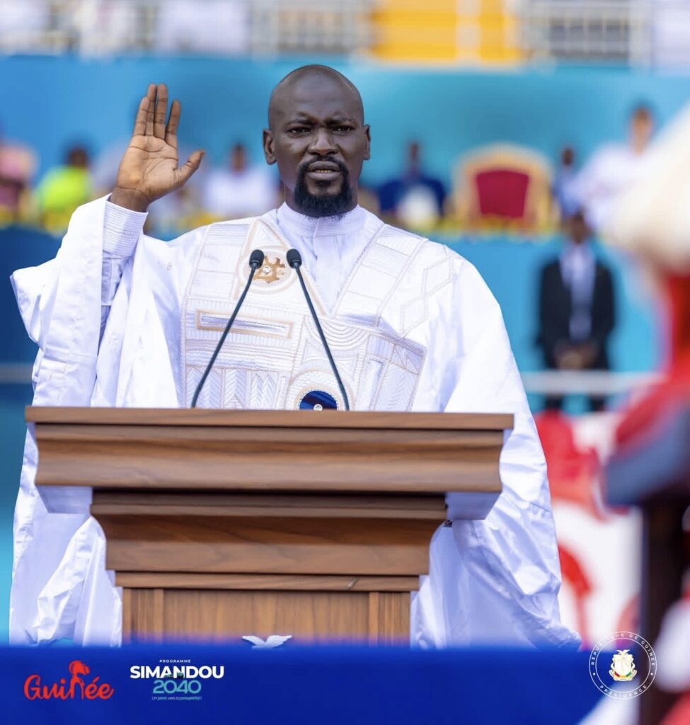 Le Président Mamadi Doumbouya prête serment devant plus de 50 milles personnes au stade GLC