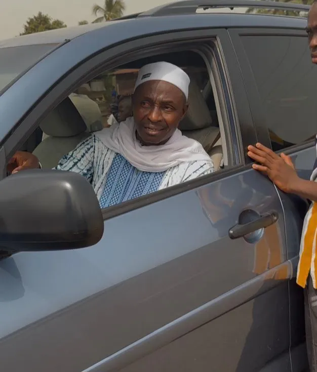 Forécariah : au nom du chef de l’Etat, le ministre Moussa Moïse Sylla offre une voiture au Grand Imam et déploie une aide alimentaire pour le Ramadan