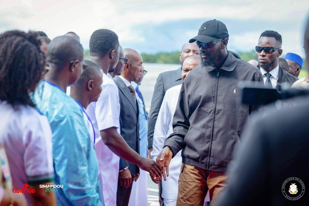 Le président guinéen Mamadi Doumbouya se porte très bien, contrairement aux fausses images générées par l’IA qui circulent sur les réseaux sociaux (Macka Baldé)