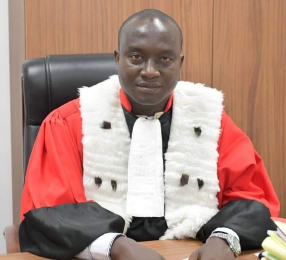Guinée : le magistrat Alghassimou Diallo dans le viseur de la justice : « Il y a suffisamment de faits », dixit le Général Amara Camara