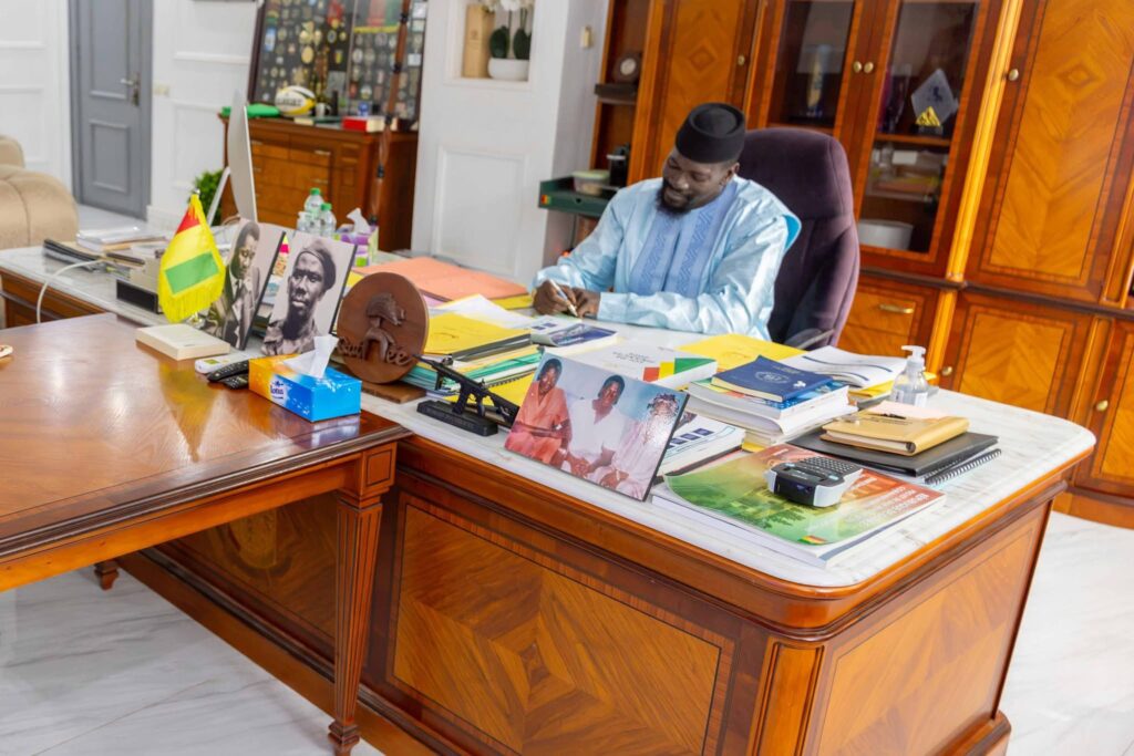 Le président Mamadi Doumbouya, dans son bureau de travail à la présidence de la République de Guinée