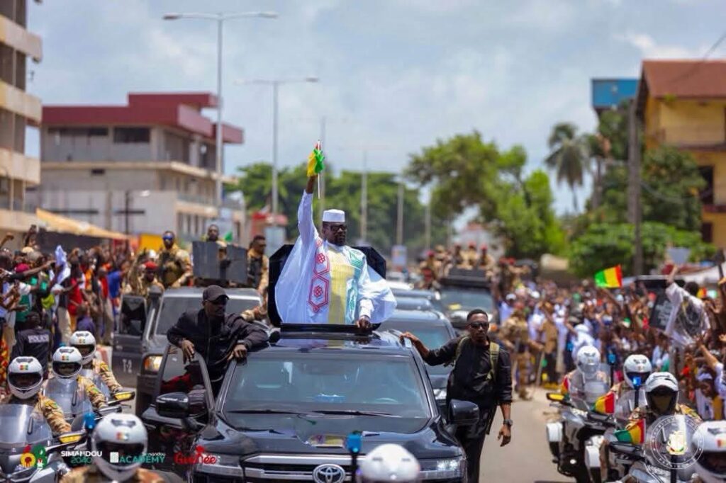 Après son accueil triomphal en Guinée, le Président Mamadi Doumbouya remercie les populations de Conakry